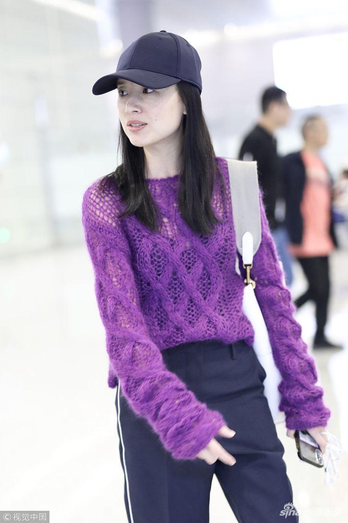 "富察皇后"董洁穿紫色镂空毛衣进入秋天模式