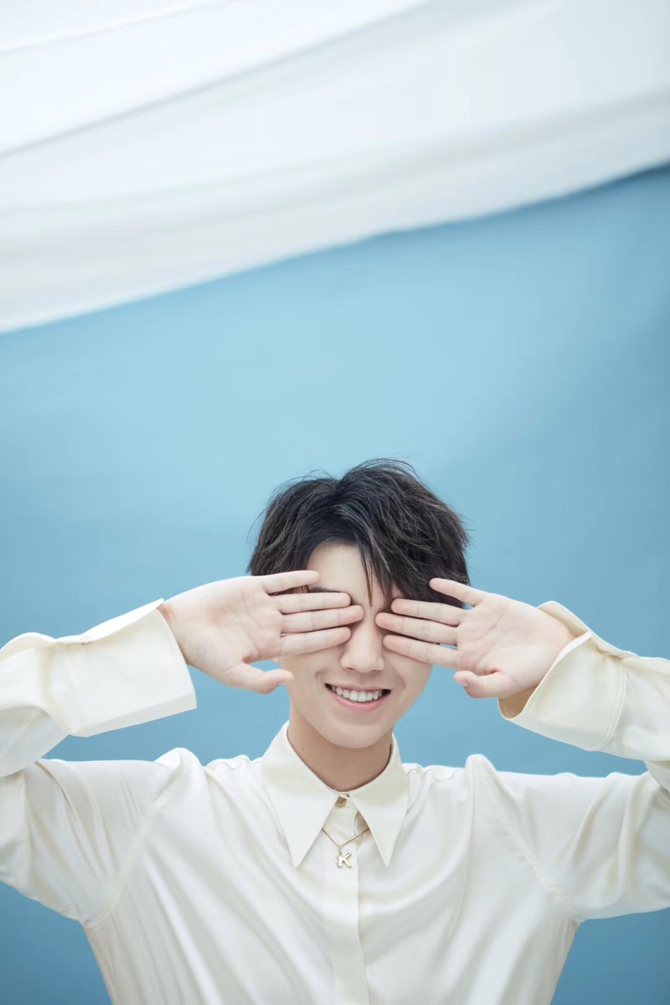 王俊凯白纱遮眼演绎朦胧美 五官精致宛若童话王子