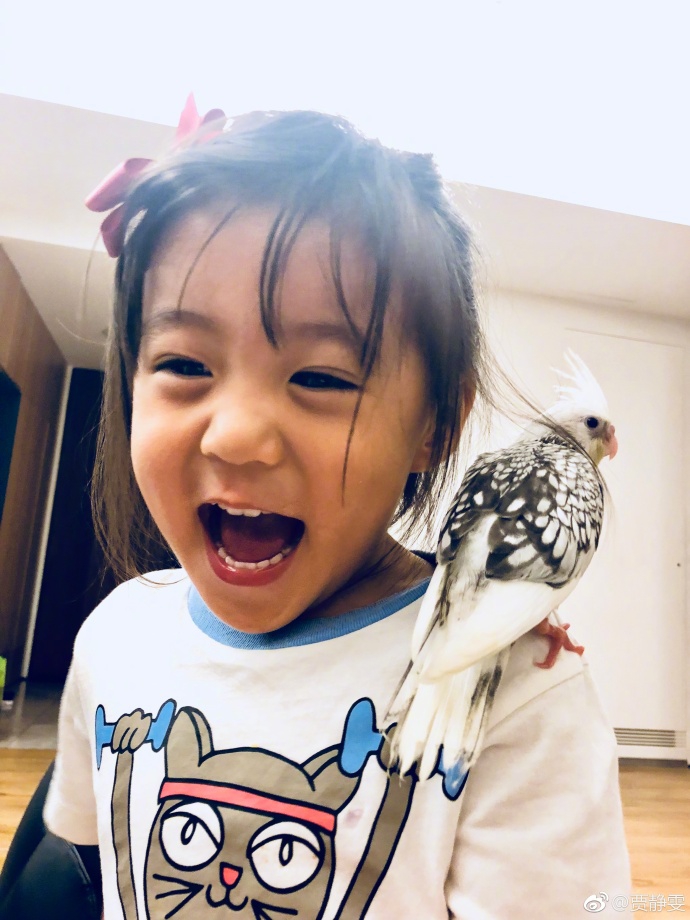 贾静雯俩女儿与小鸟合照 咘咘bo妞大眼水灵笑容甜