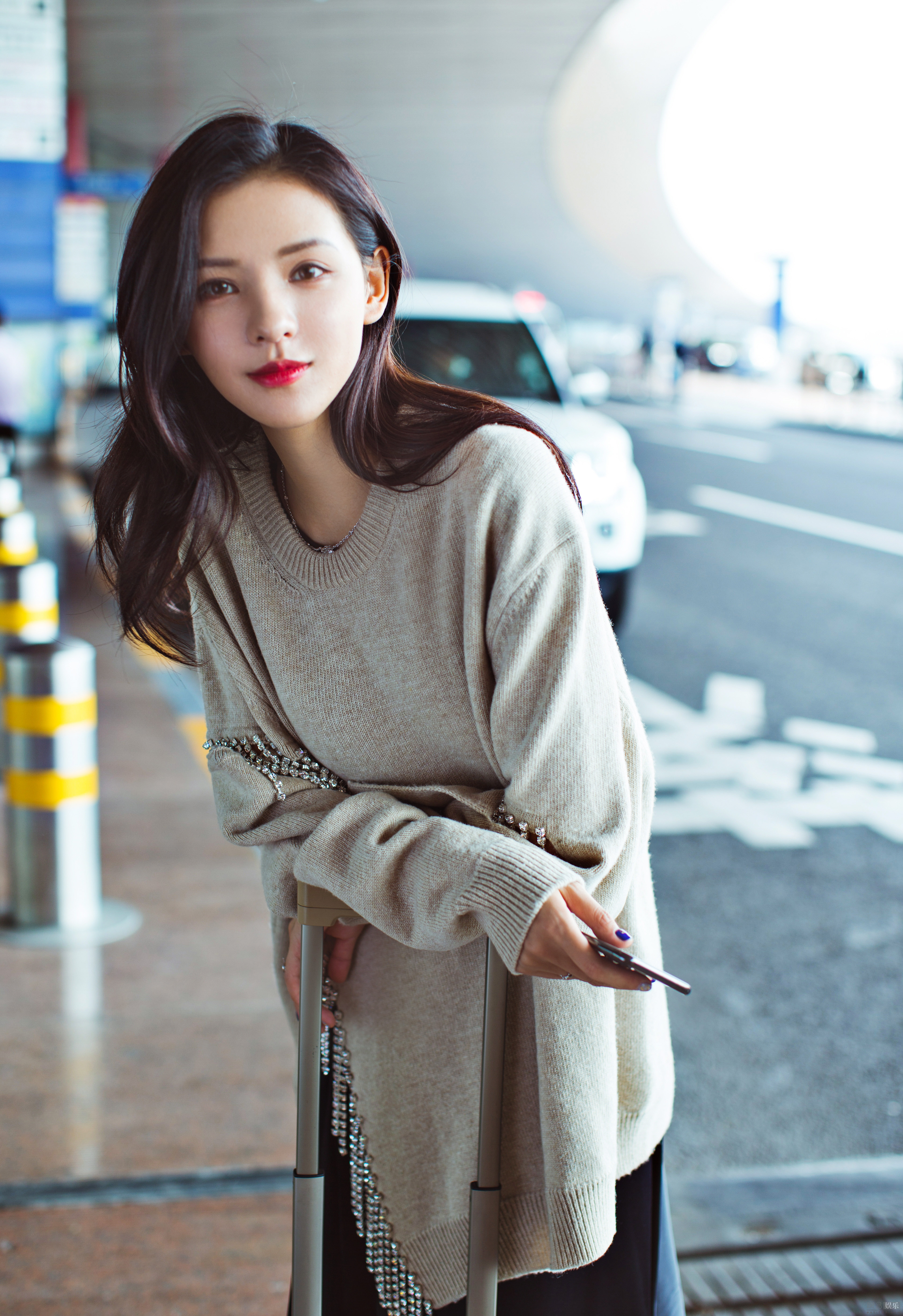 张予曦启程伦敦时装周 早秋搭配简约时尚