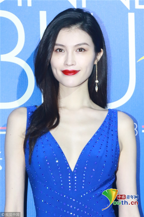 何穗确定再登维秘秀后首现身 s曲线惹人羡