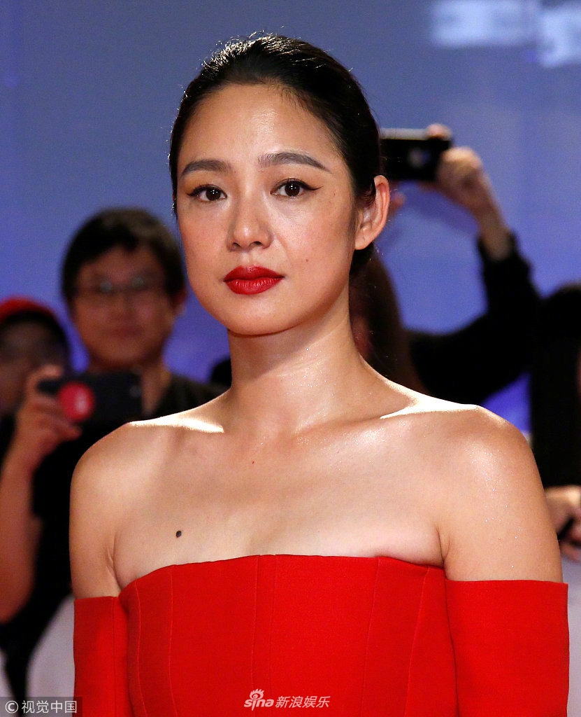 姜文夫妇亮相多伦多电影节红毯 周韵一袭红裙美艳大方