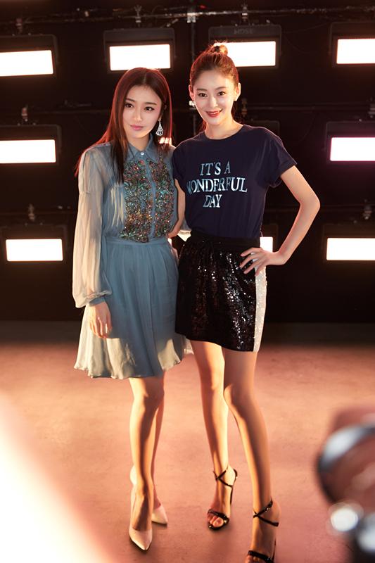 "纯后"米兰合体 王媛可秦岚秀场咬耳朵悄悄话不停