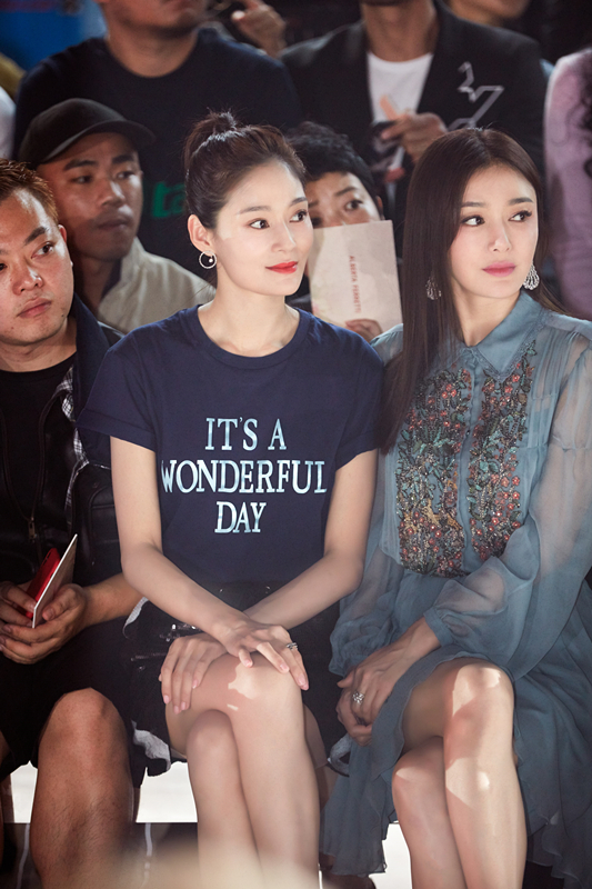 "纯后"米兰合体 王媛可秦岚秀场咬耳朵悄悄话不停