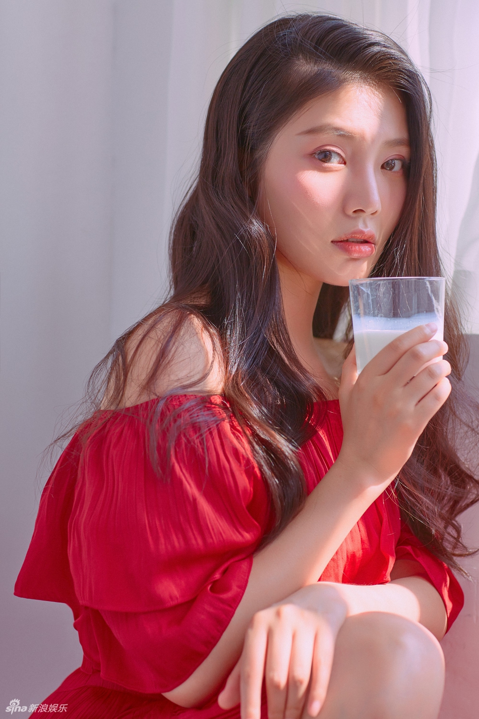 徐冬冬红衣写真梦幻唯美 阳光下撩发更添风韵