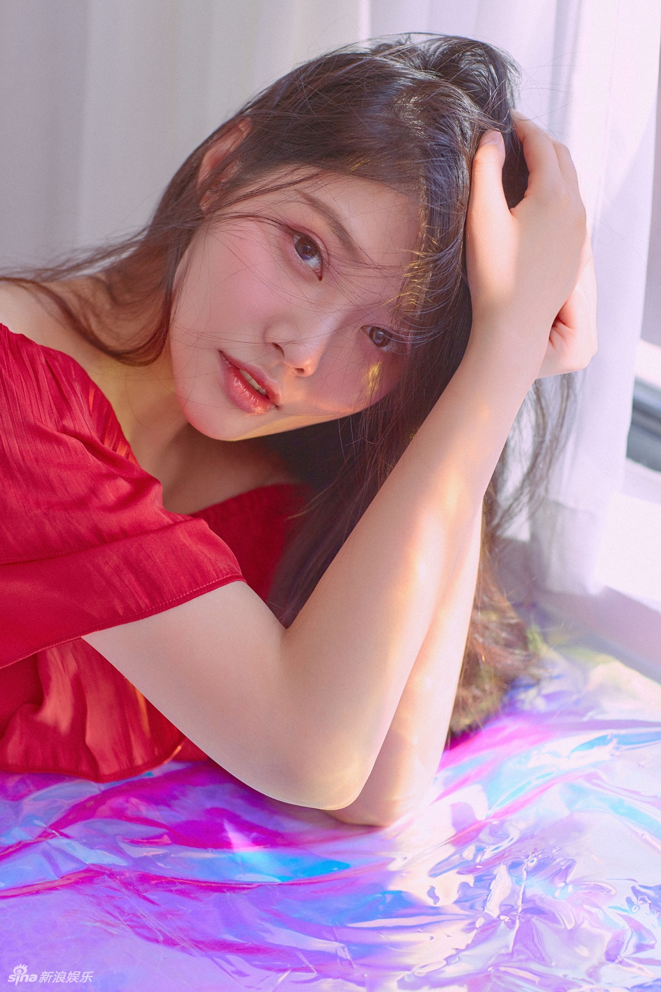 徐冬冬红衣写真梦幻唯美 阳光下撩发更添风韵