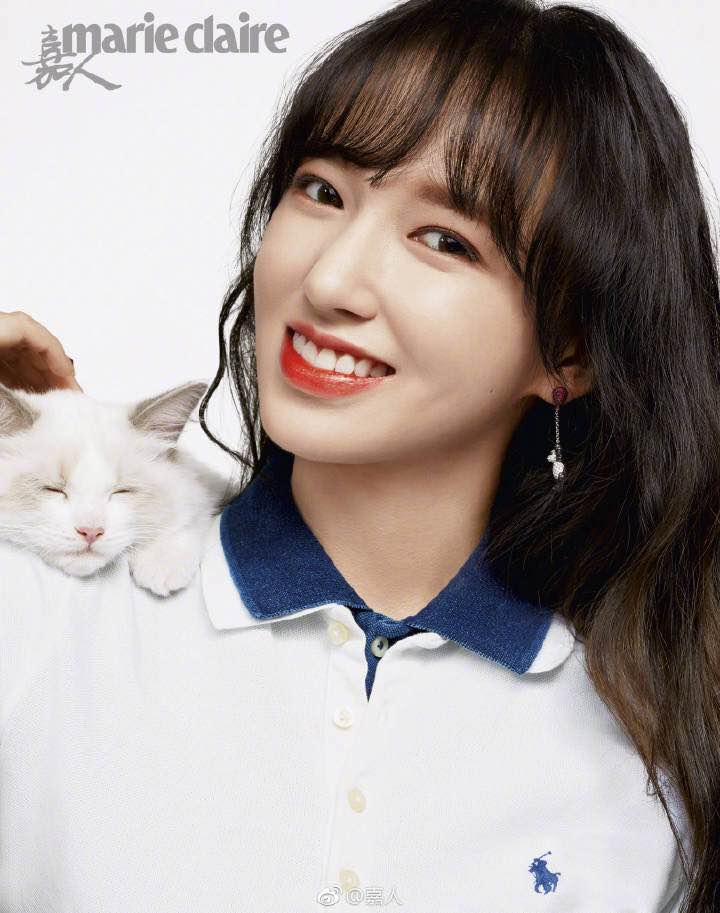 程潇肩上趴猫咪笑容甜美 可爱齐刘海皮肤白皙五官精致