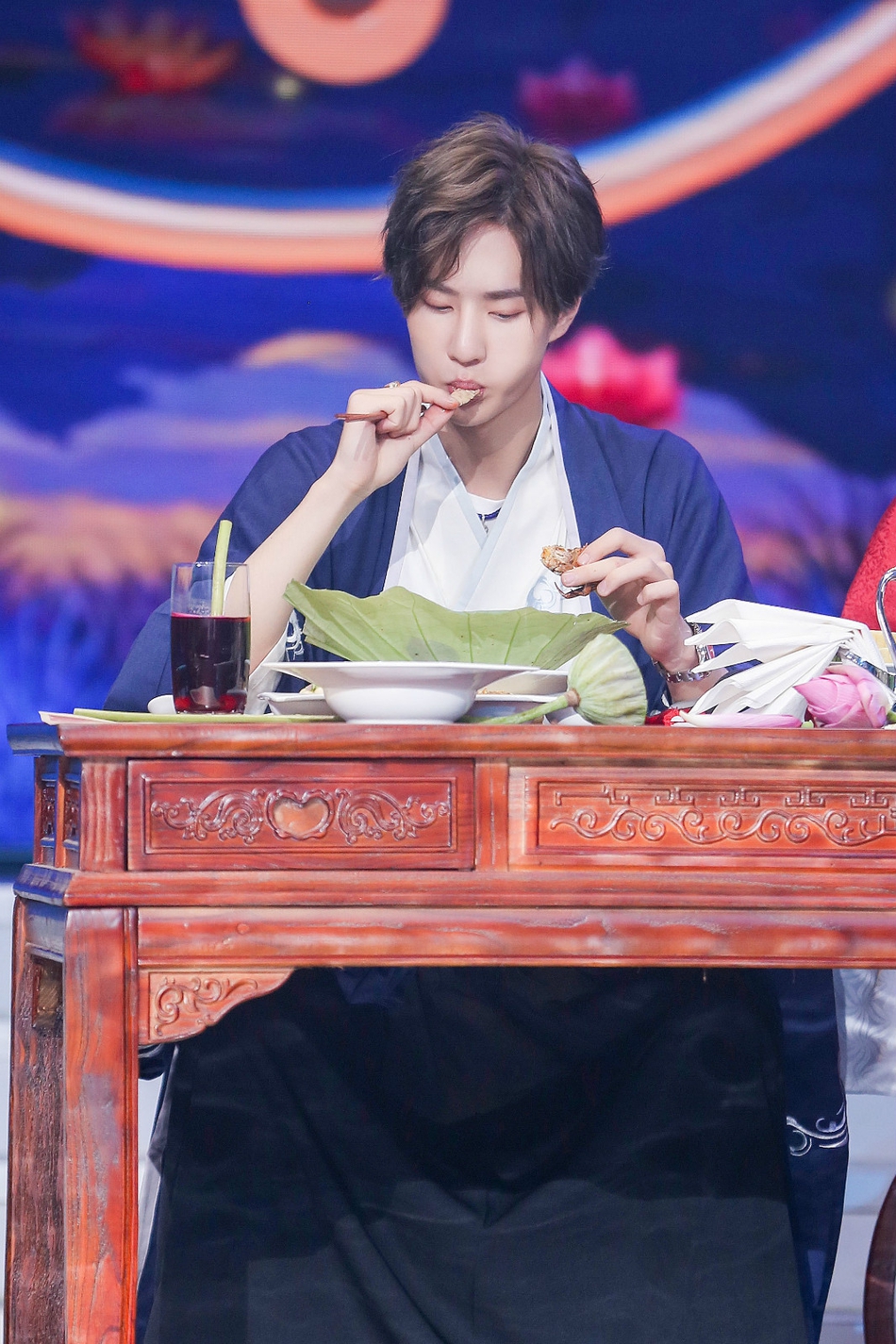 王一博变汉服少年上演古风扇子舞英气十足