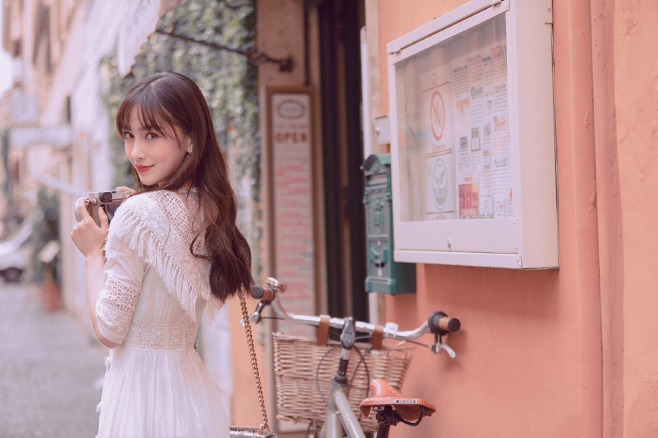 baby穿流苏裙漫步意大利街头 拿相机拍美景文艺范十足