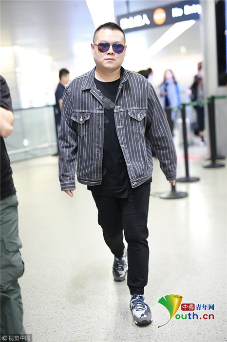 岳云鹏打哈气胳膊捂嘴戴墨镜走猫步过男模瘾