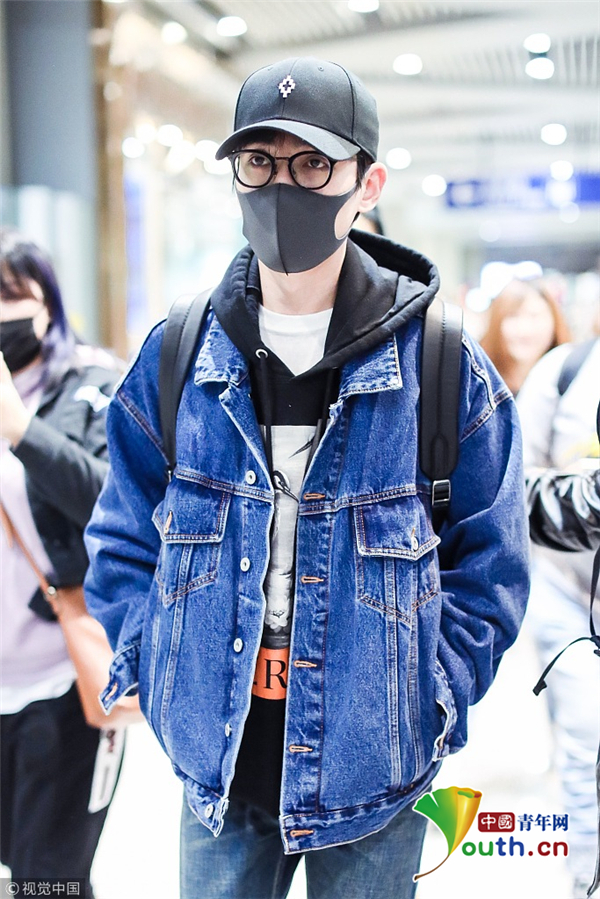 朱一龙巴黎时装周归来 一身牛仔look双手插兜少年感十足