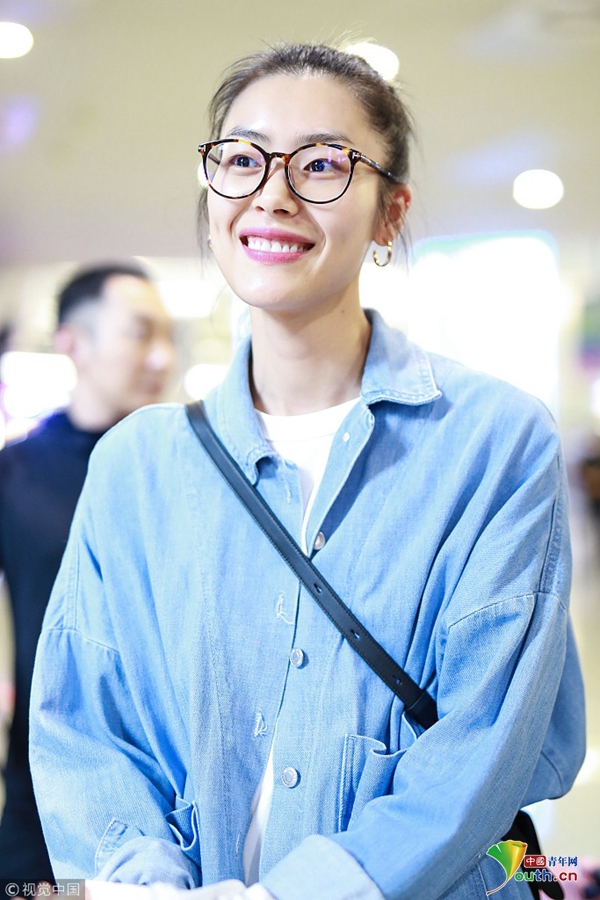 刘雯穿男友风衬衫清爽减龄对镜大笑露牙龈