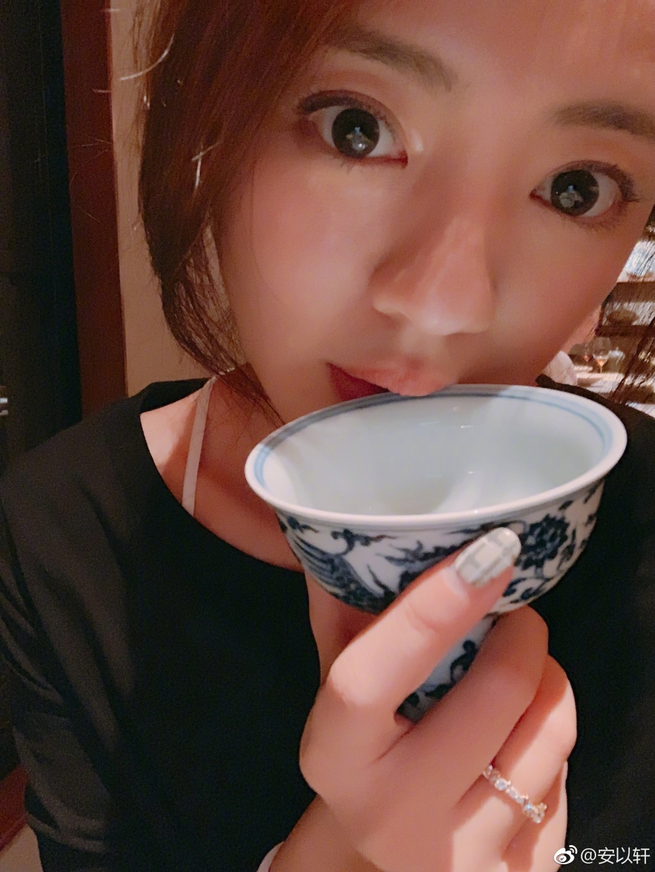 安以轩晒照国庆假期"暴饮暴食" 网友:这碗堪比游泳池_娱乐频道_中国