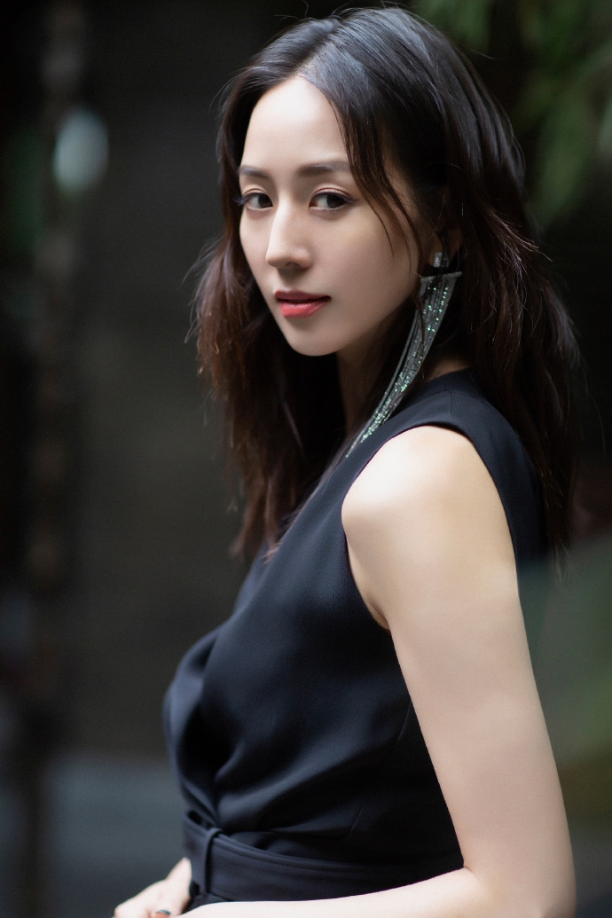 张钧甯黑色连体纱裙显高挑身材长发披肩气质优雅