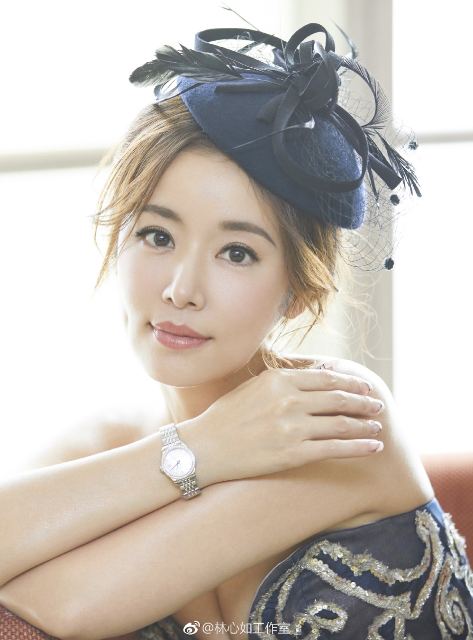 林心如藏蓝色训练服精致干练 低胸礼服长裙古典优雅