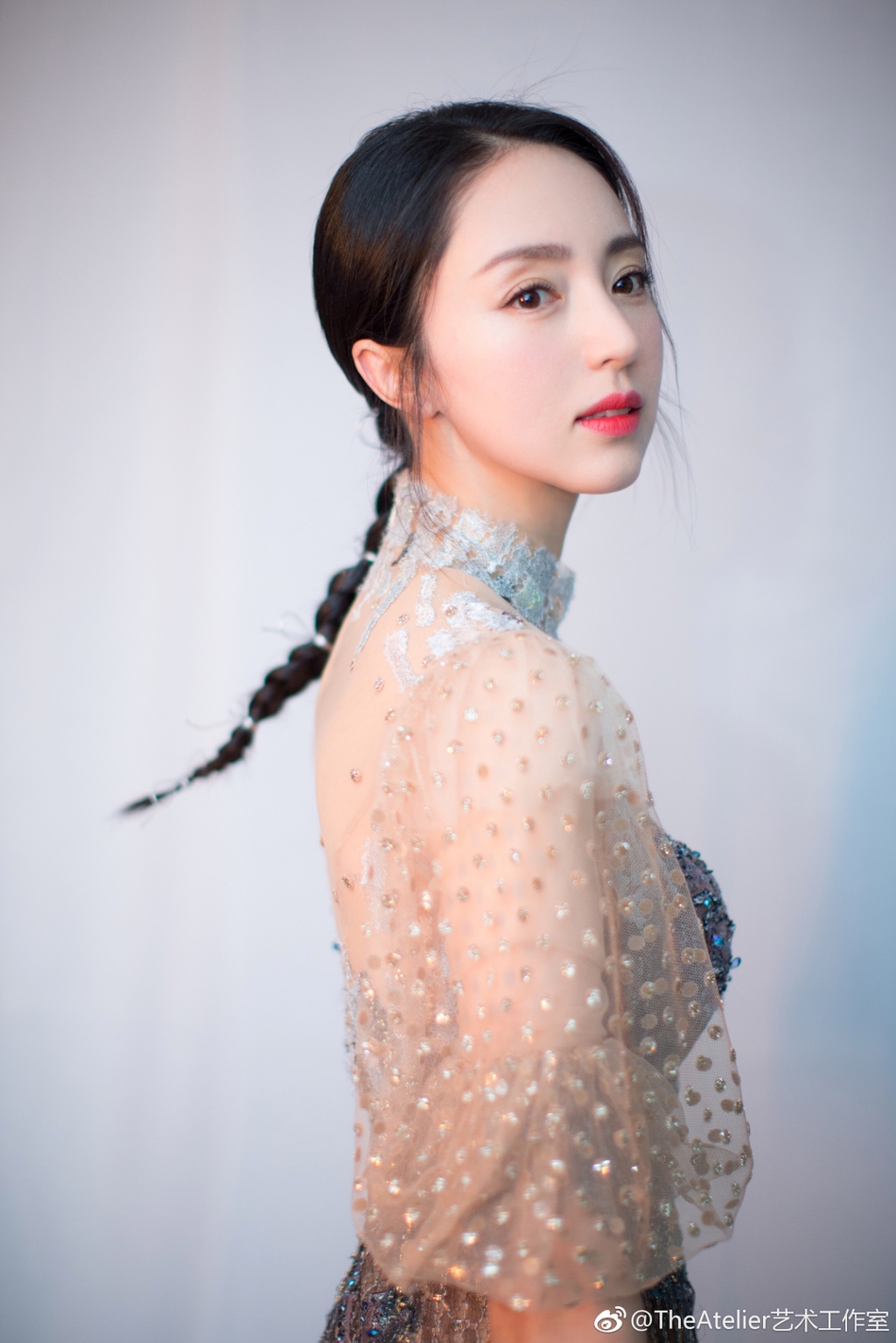 董璇轻纱遮妙曼身躯红唇娇艳发丝飞扬美如画