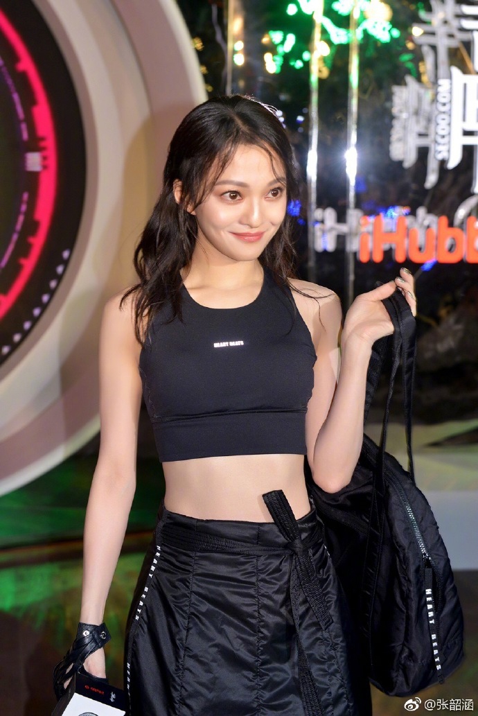 张韶涵黑色运动装现身露蛮腰甜笑表情娇羞