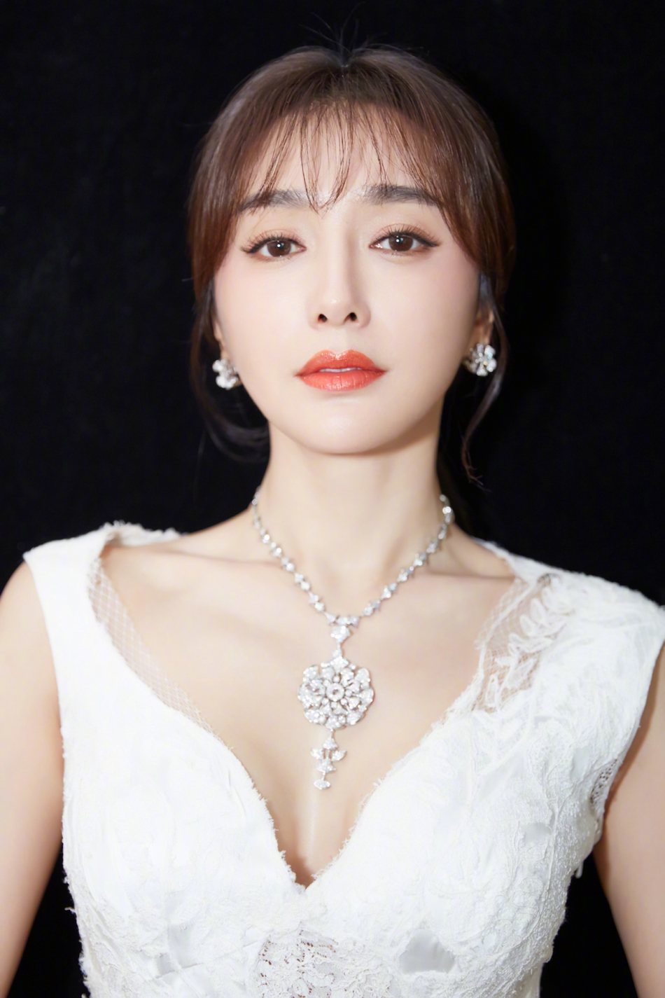 秦岚纯白色蕾丝长裙现身 温婉柔美优雅动人_娱乐频道_中国青年网