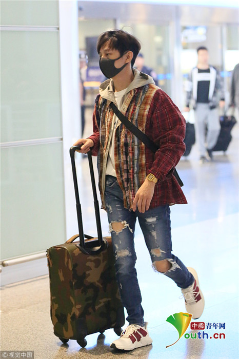 何炅推行李箱走路带风 破洞裤"乞丐衫"搭配吸睛