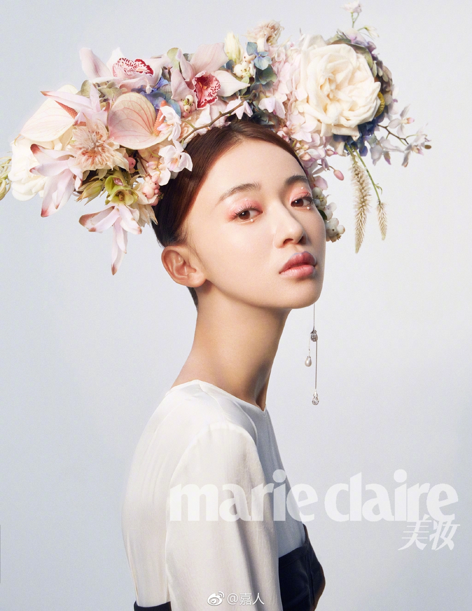 少女风融入古典元素!吴谨言戴花冠旗头造型走心_娱乐频道_中国青年网