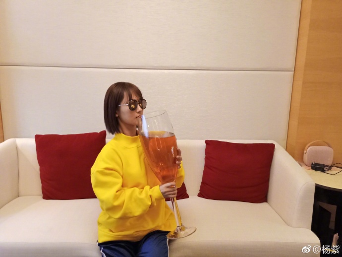 杨紫晒超大酒杯变身表情包 自侃酒量不好只喝一杯_娱乐频道_中国青年