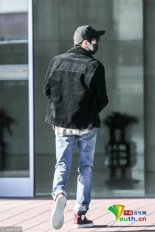 王源穿格子衫踩运动鞋少年感满满 一步三回头向粉丝挥手_娱乐频道