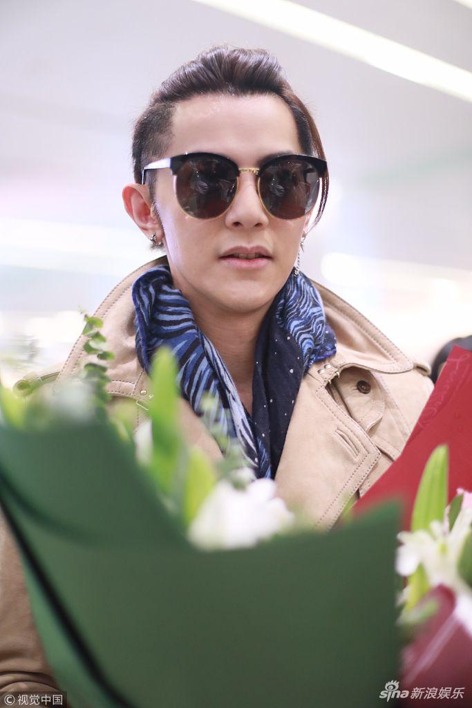 汪东城扎小辫子获粉丝接机 手里抱满花束人气高涨