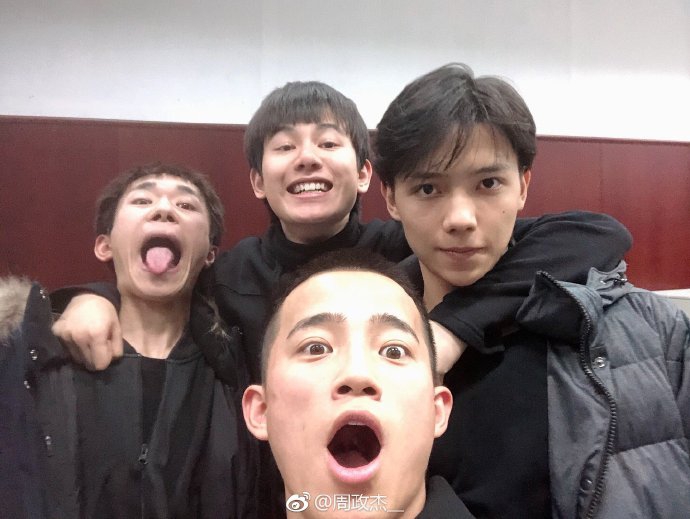 偶像包袱呢?易烊千玺胡先煦考完试合影做鬼脸