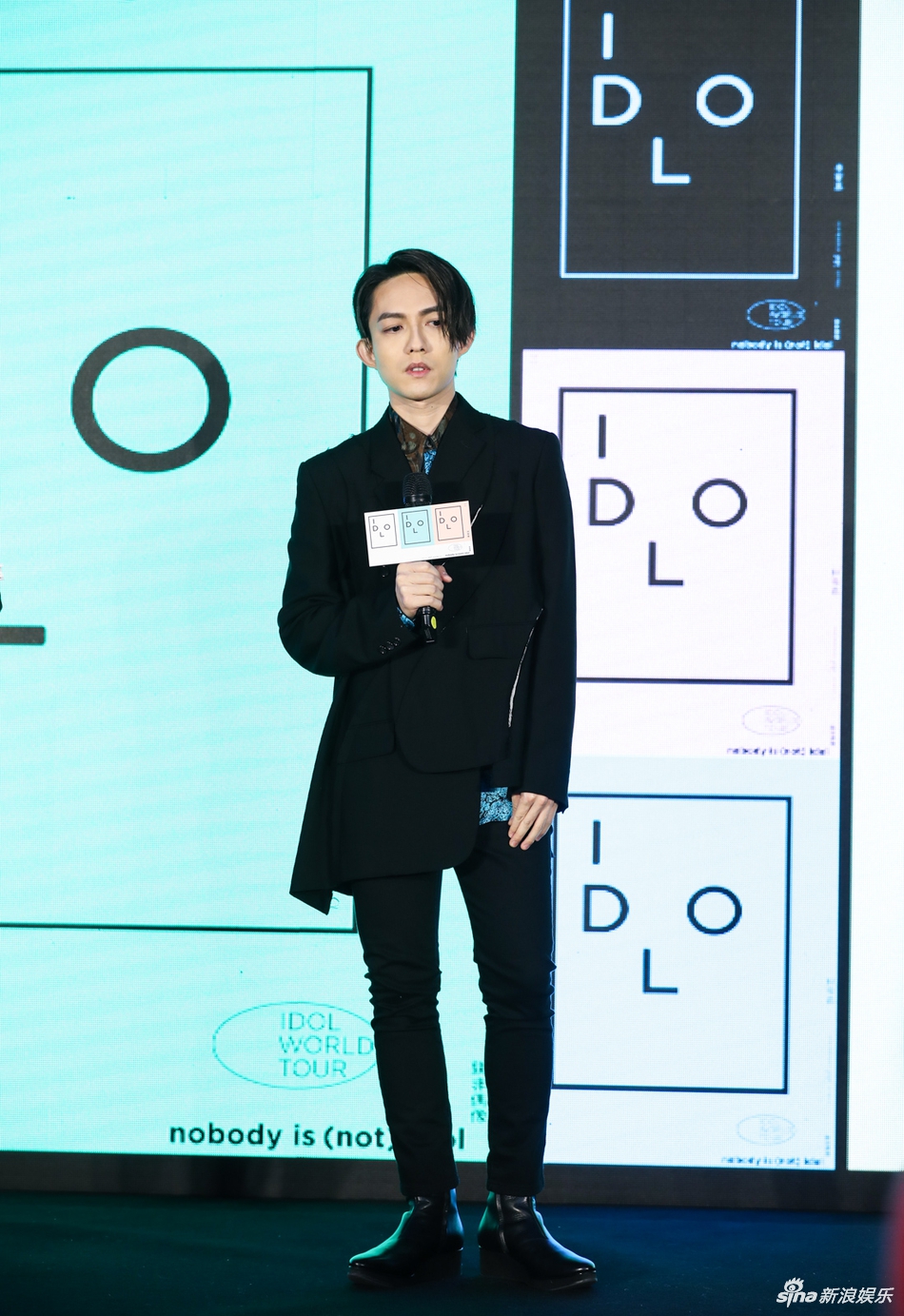 林宥嘉出席巡演发布会调皮举酒杯 穿不规则西服个性帅气