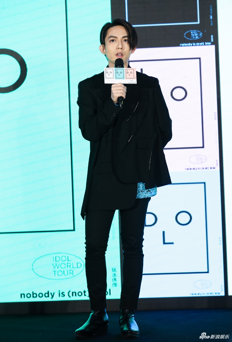 林宥嘉出席巡演发布会调皮举酒杯 穿不规则西服个性帅气