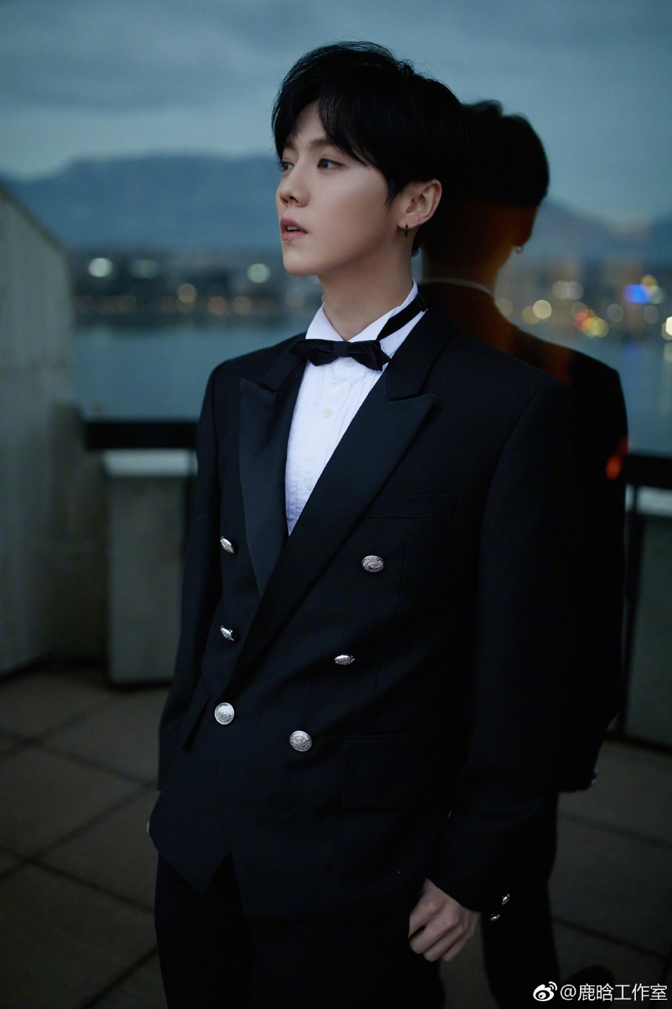 鹿晗克服"恐飞"赴欧洲 雪景中变冬日王子_娱乐频道_中国青年网