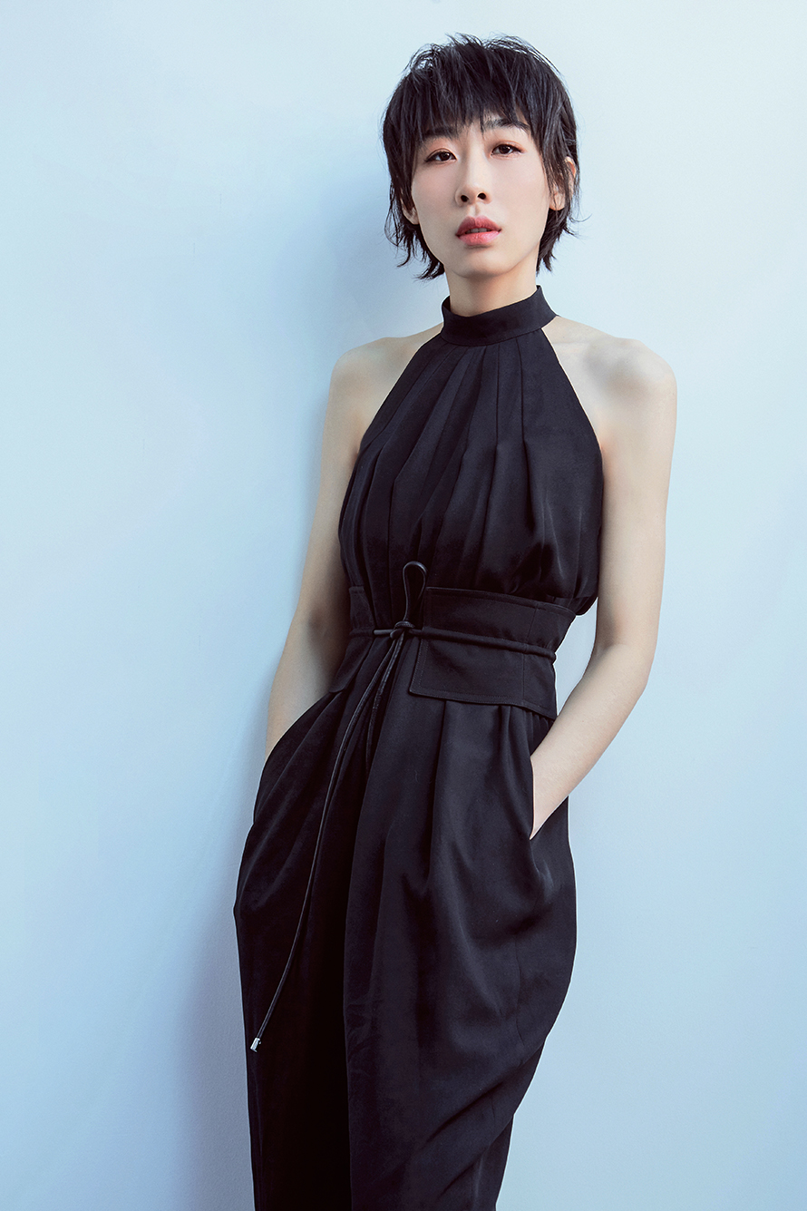 任素汐西装穿搭新意十足专注做好分内事