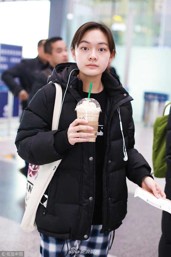 宝藏女孩文淇机场放飞自我揉眼睛伸懒腰超搞怪