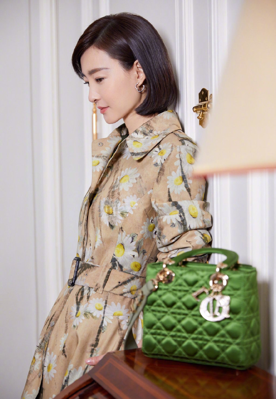 王丽坤亮相巴黎高定时装周 完美诠释人淡如菊