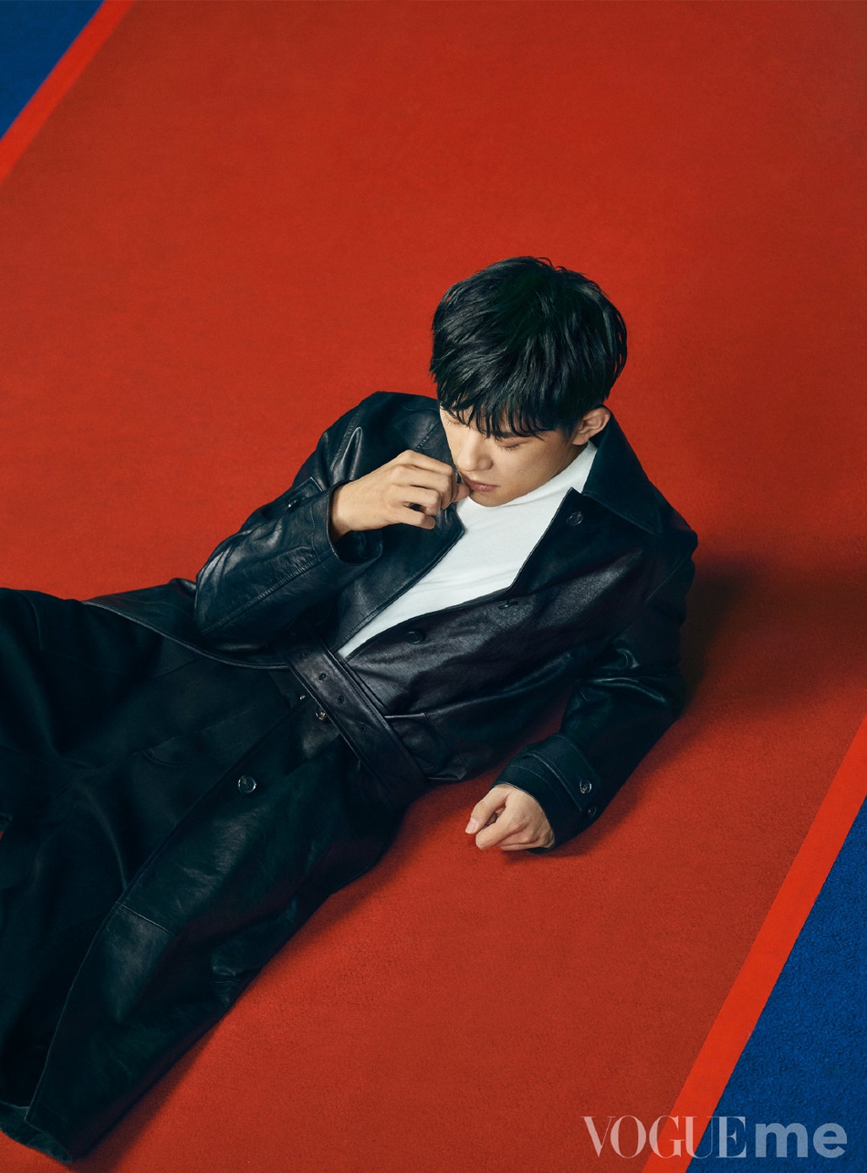 易烊千玺穿皮衣登杂志封面 果敢眼神演绎黑红中国风——中国青年网