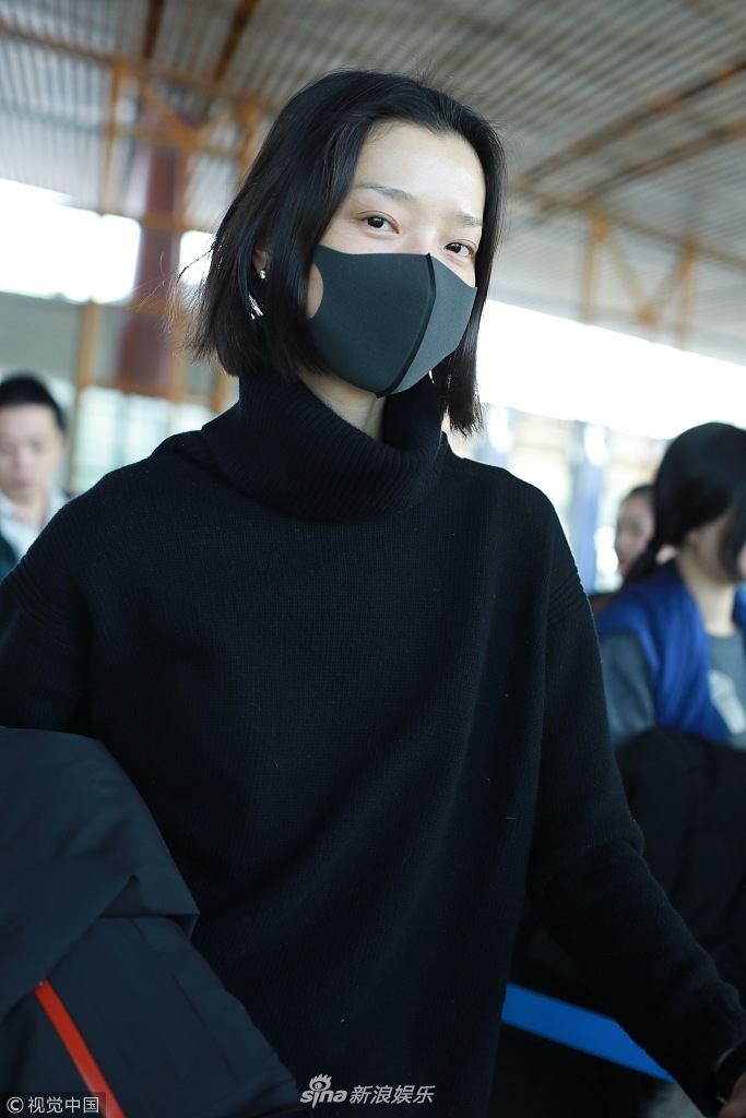 杜鹃素颜现身转头给眼神 黑裤秀出大长腿化身"皮裤杜"