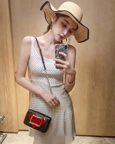 古力娜扎晒自拍美照变身鬼马少女 眼神魅惑秀如雪肌肤