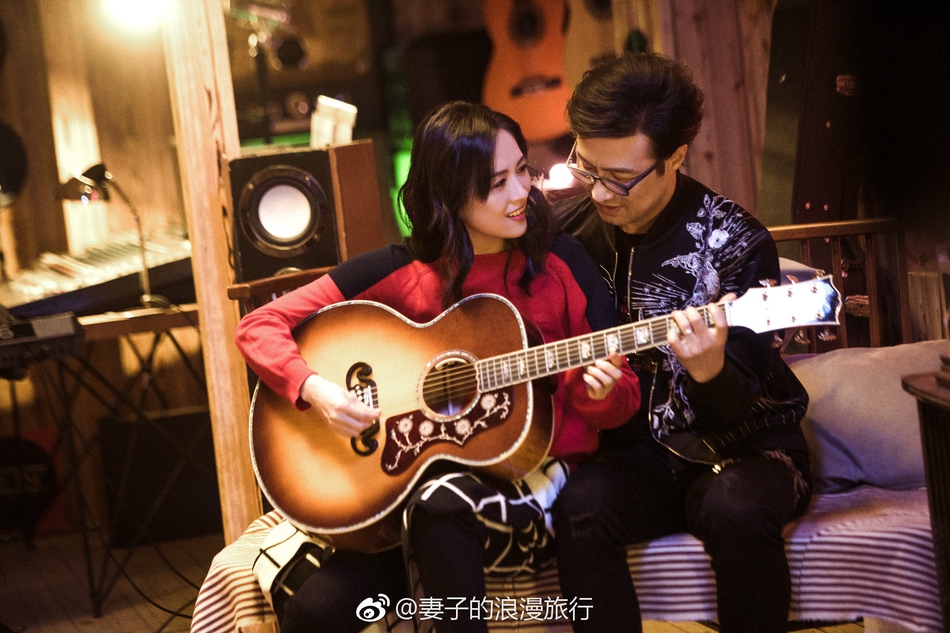汪峰夫妇并肩弹吉他超恩爱 章子怡现望夫脸甜