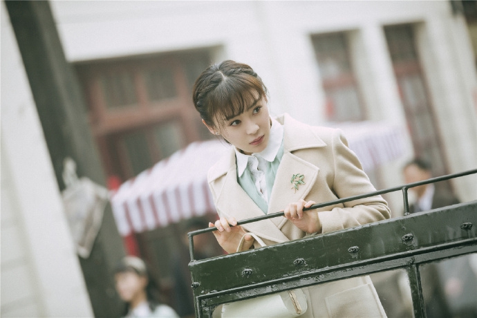 袁姗姗曝民国风剧照 男女装转换无压力气质满分