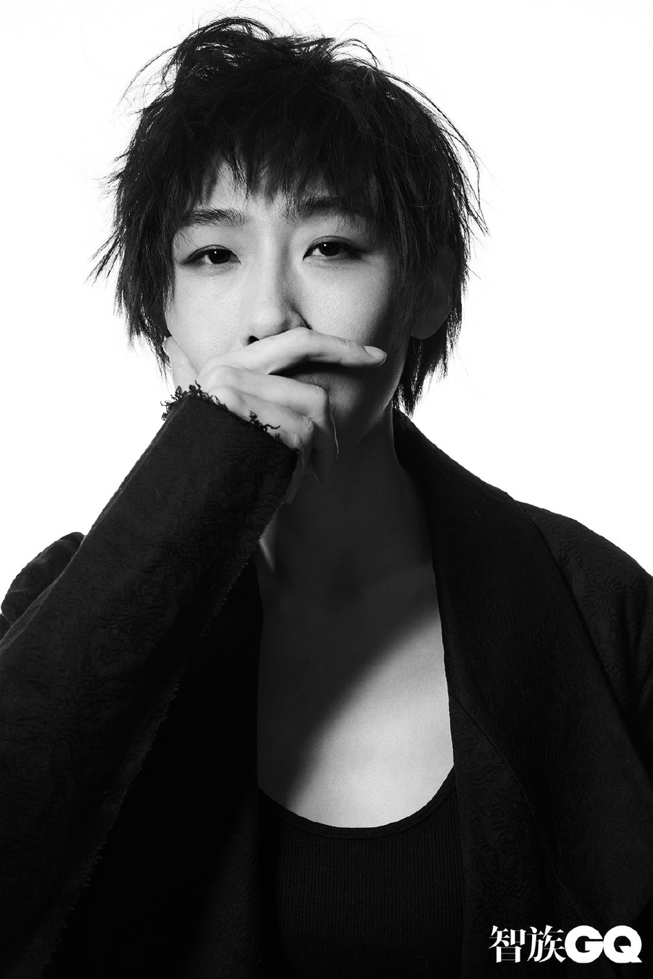 任素汐黑白质感大片极简纯粹诠释轻熟魅力