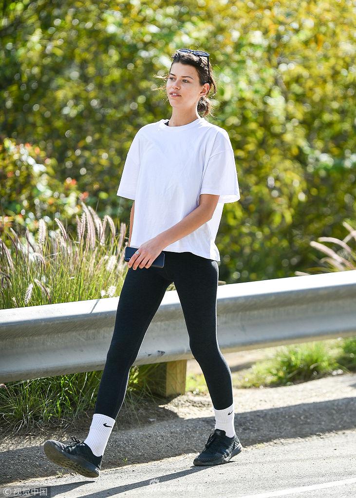 乔治亚·福勒架黑超演绎街头时尚 白t配黑裤低调似路人