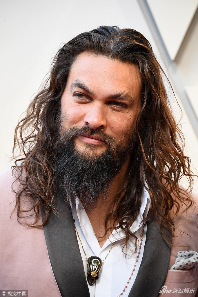 "海王"杰森·莫玛现身奥斯卡 获妻子"望夫眼"撒狗粮