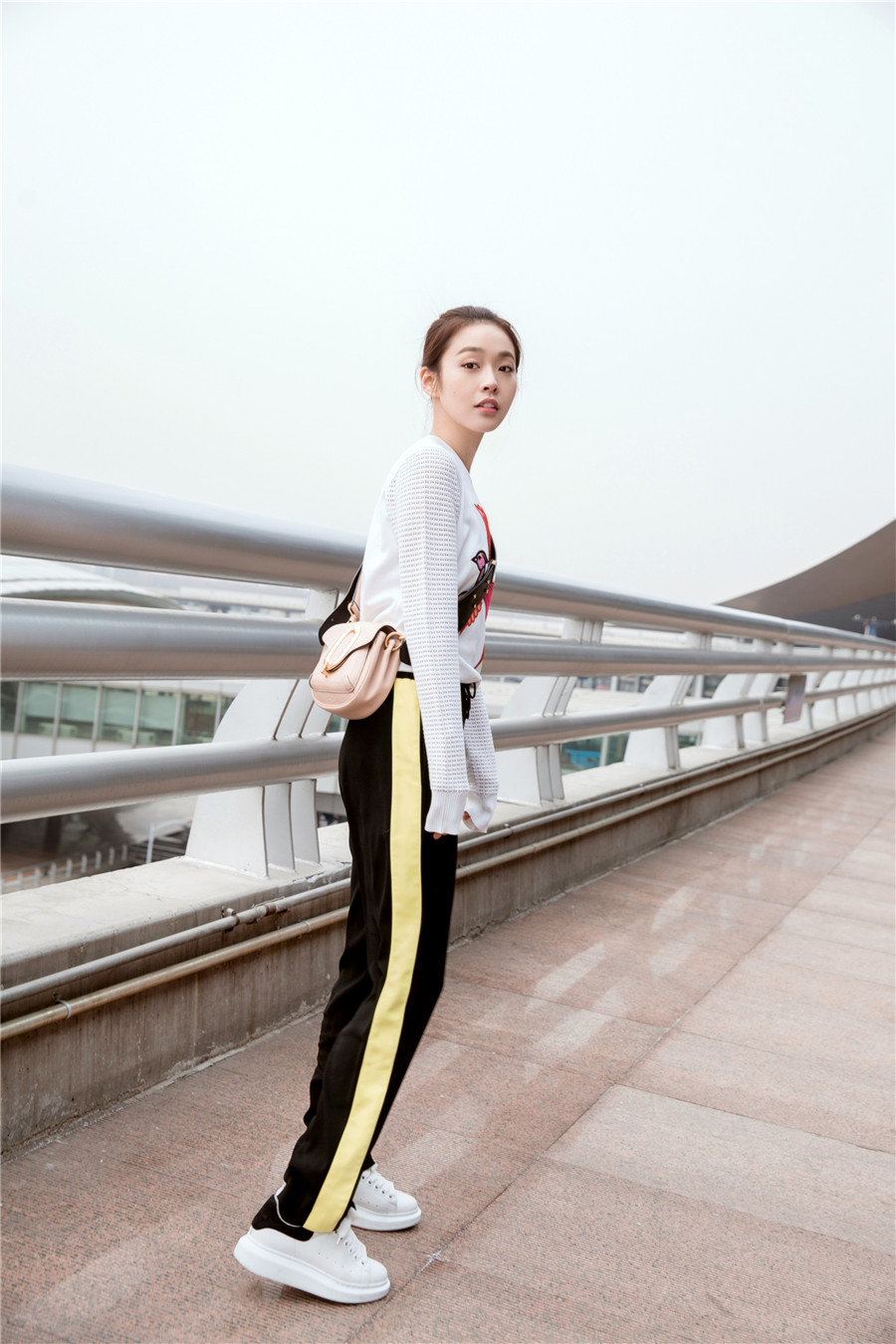 张佳宁启程巴黎时装周机场玩转休闲风清新可人