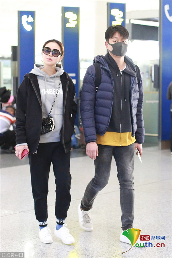 佟大为关悦低调现身 对视超甜同框撒狗粮