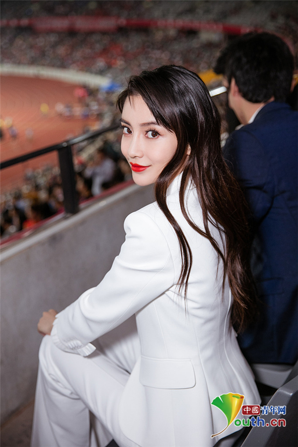 baby红唇配白西装气场满分 妩媚撩发电力十足