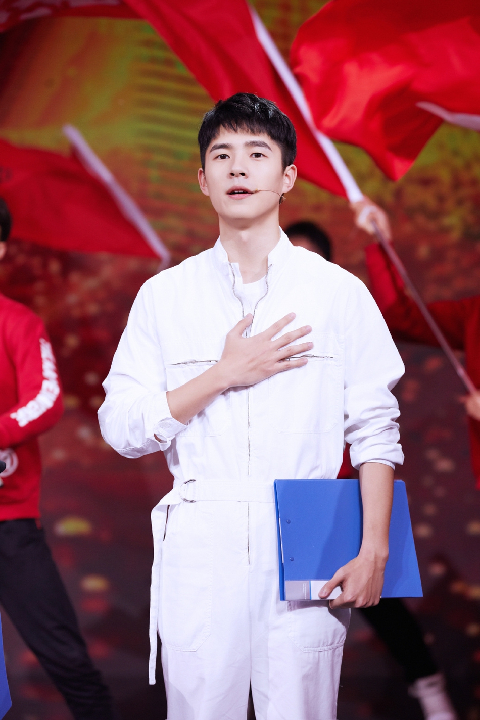 刘昊然白衣干净清爽 登央视弘扬雷锋精神