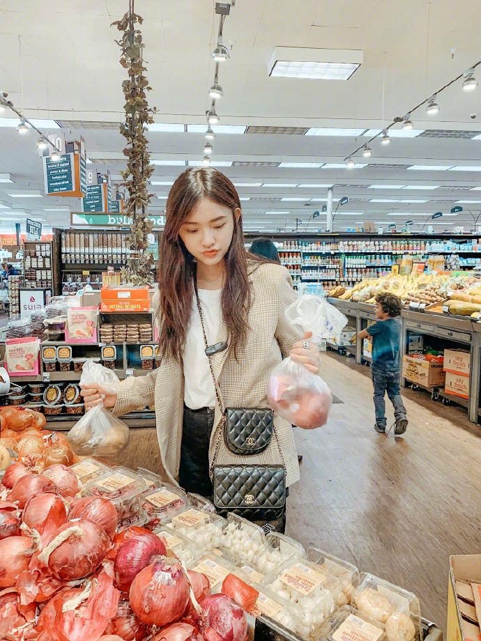 林允买菜做饭很居家格子西装搭配白t舒适自在