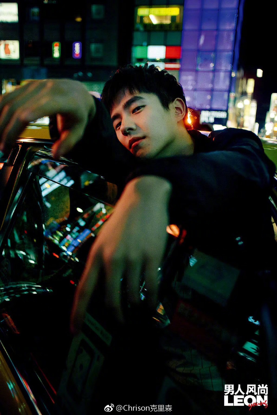 刘昊然东京街头大片曝光 霓虹斑斓中痞笑感染力十足