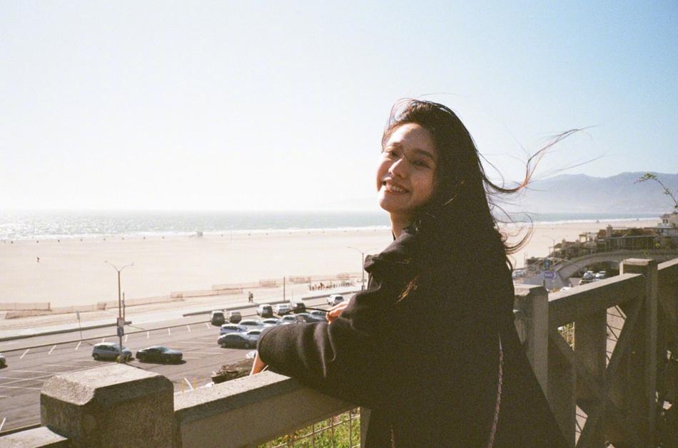 林允海边回眸一笑秀发飞扬变摄像师记录好友美丽瞬间