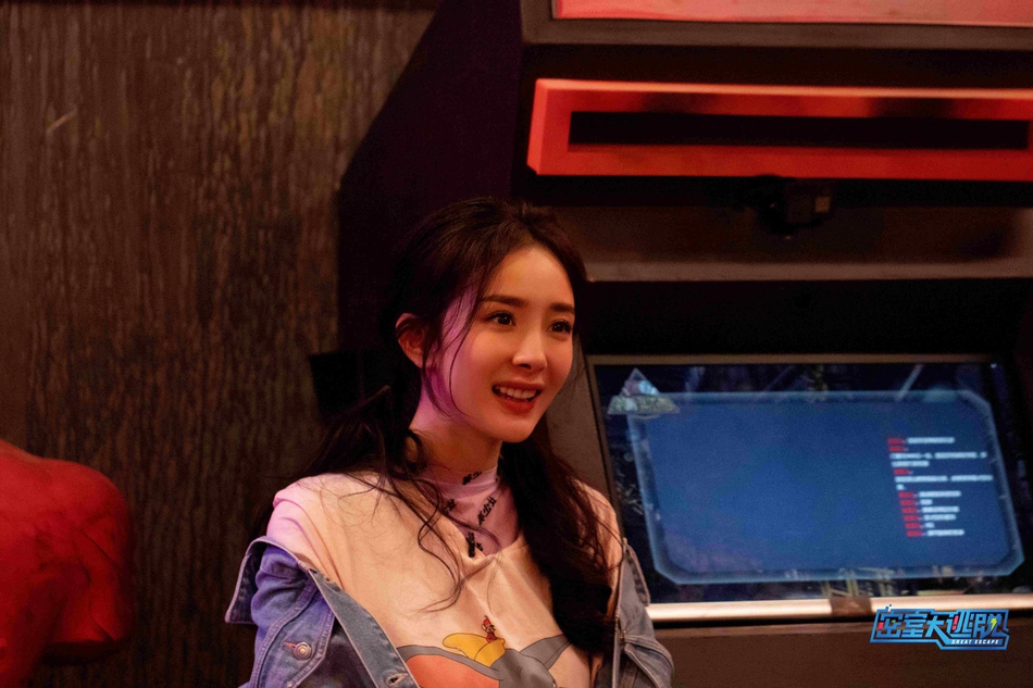 杨幂扎双马尾打拳击清新帅气手握麦克风嗨唱不停